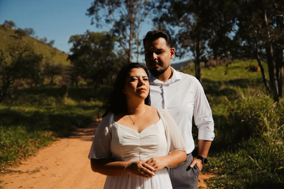 O casal em um abraço durante o ensaio