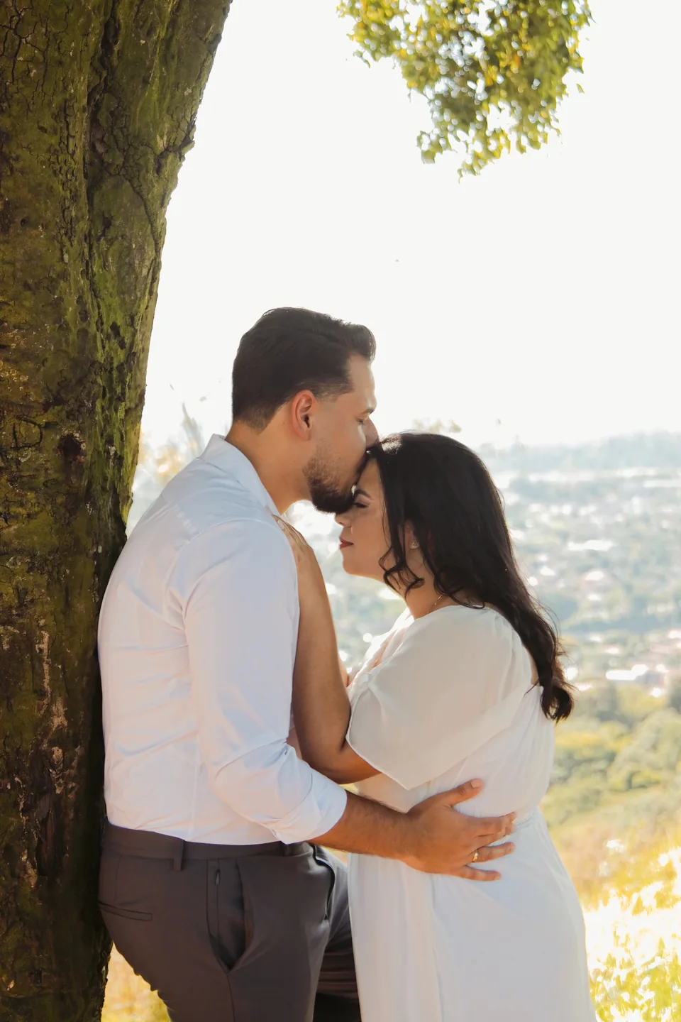 Bianca e Romeu próximos sob a sombra de uma árvore