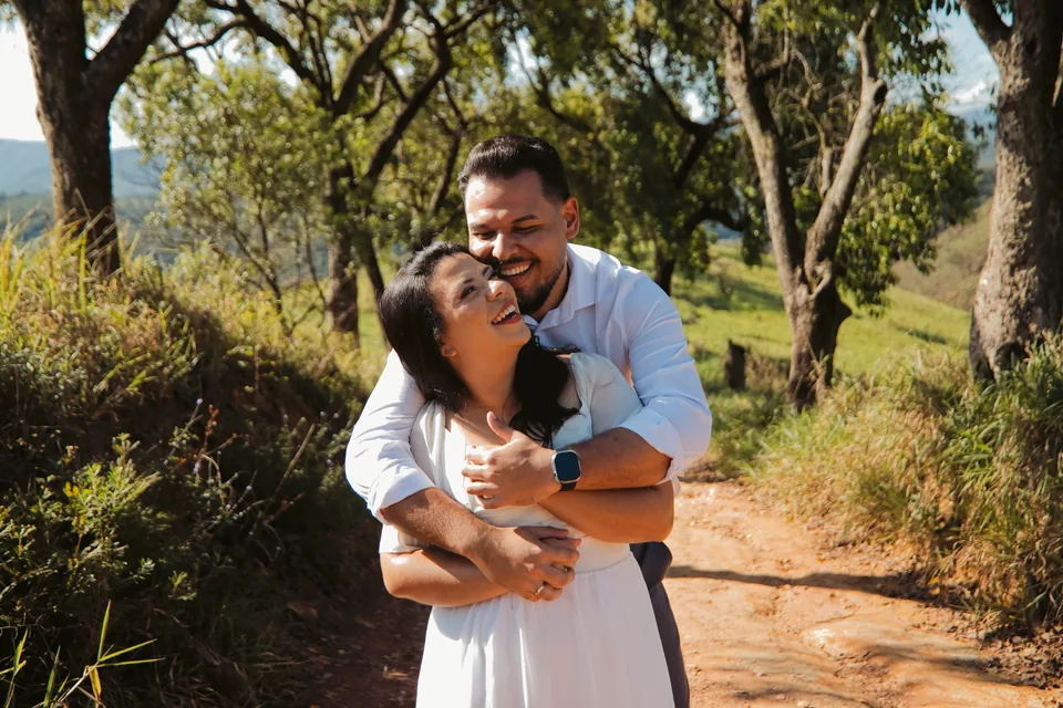Um abraço descontraído do casal