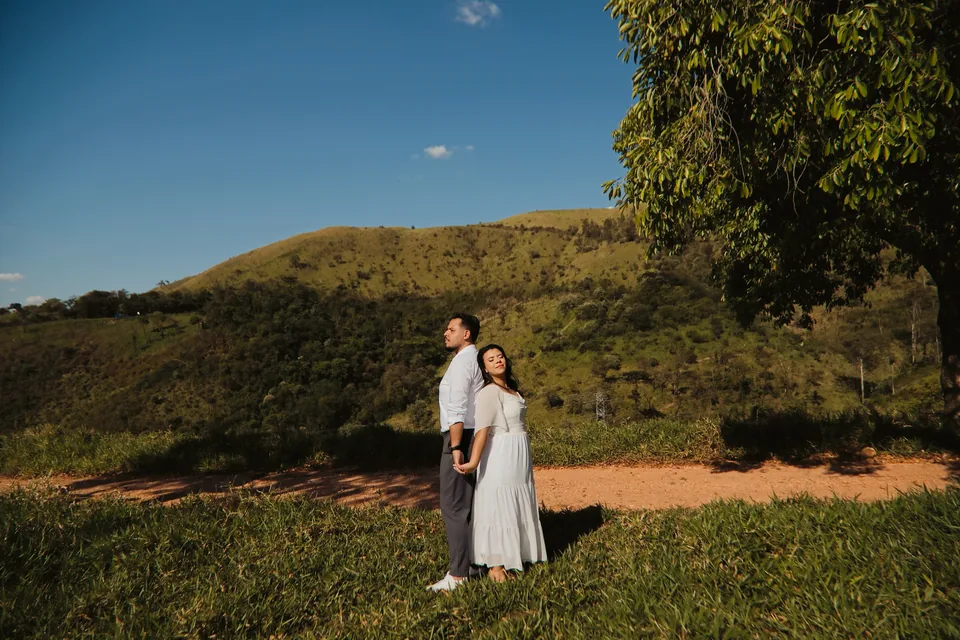 Bianca e Romeu de mãos dadas, em meio à natureza