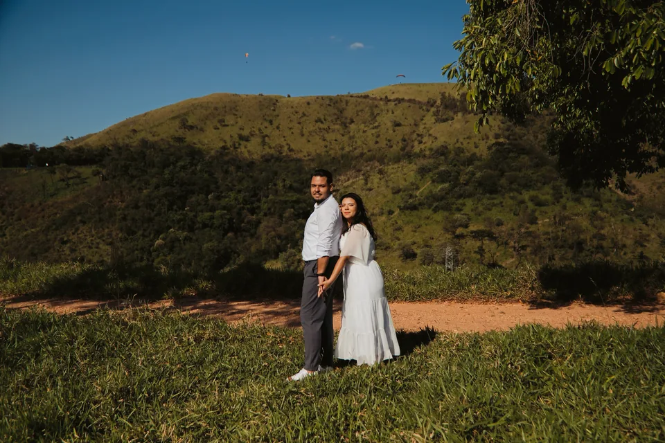 O casal de mãos dadas em meio à natureza