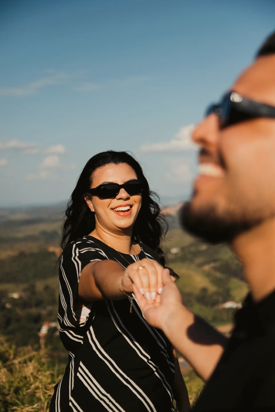 Bianca e Romeu sorrindo no campo