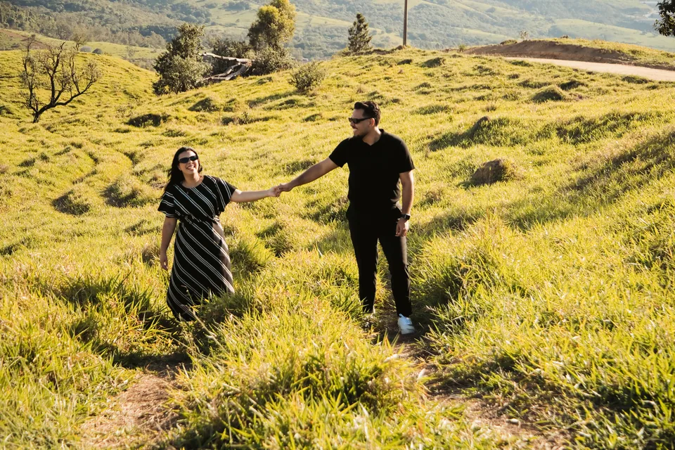 Bianca e Romeu de mãos dadas em um campo iluminado pelo sol