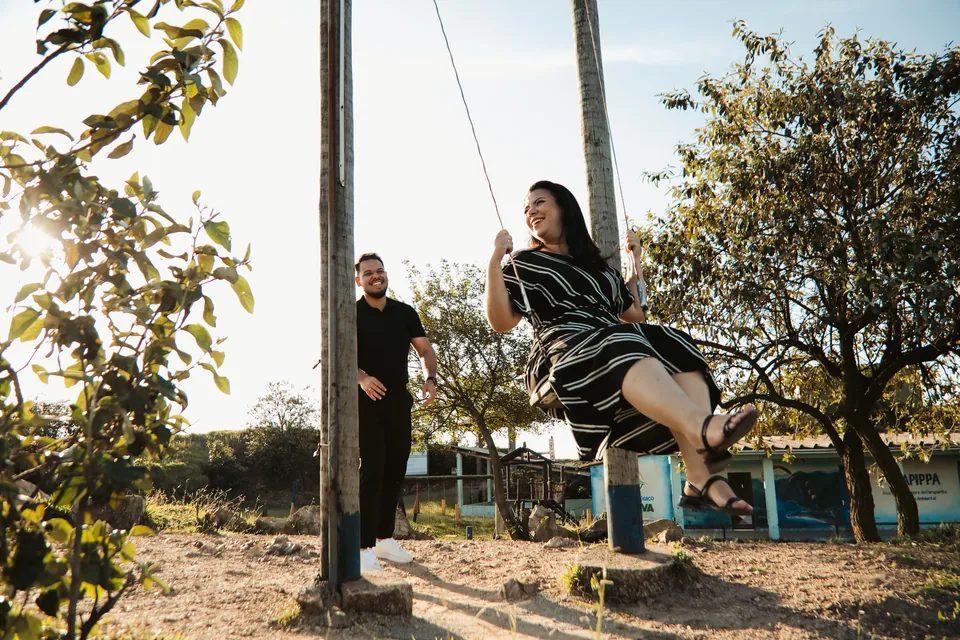 Bianca no balanço com Romeu ao seu lado