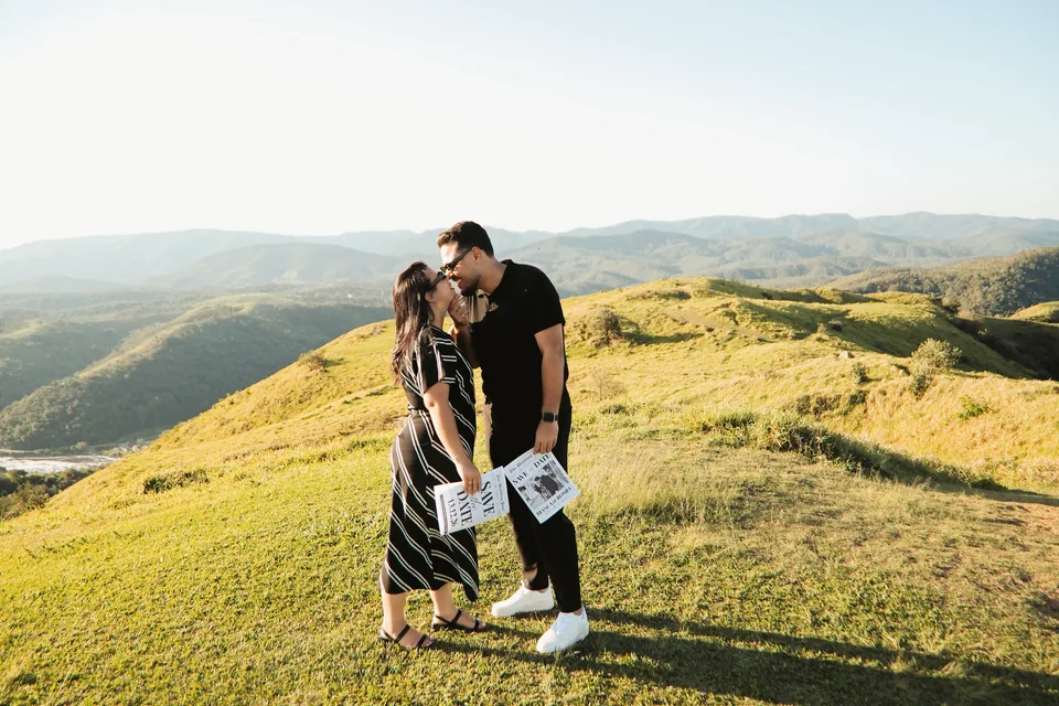 Um beijo do casal com as montanhas ao fundo