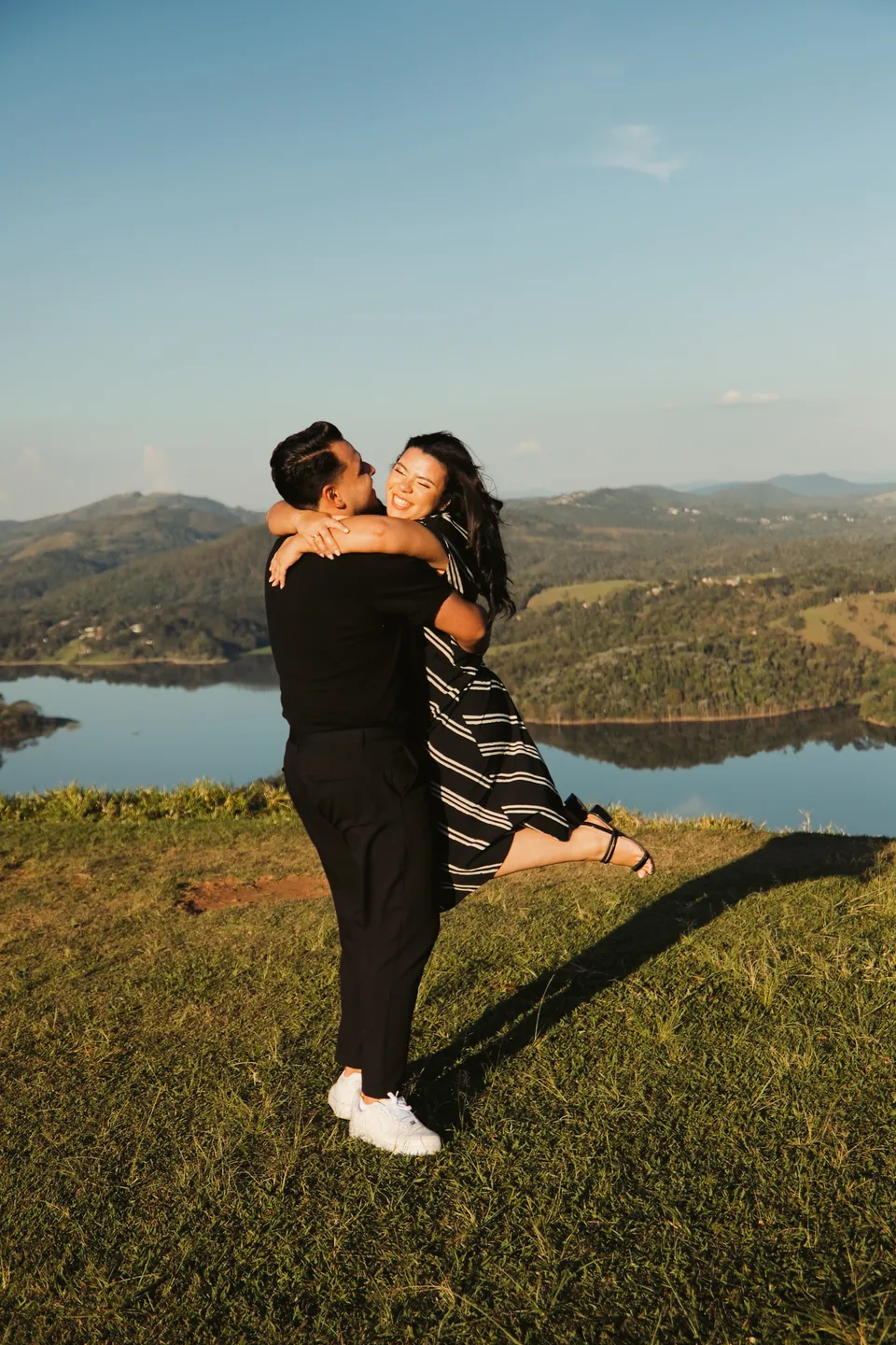 Bianca e Romeu juntos sob a luz do fim de tarde