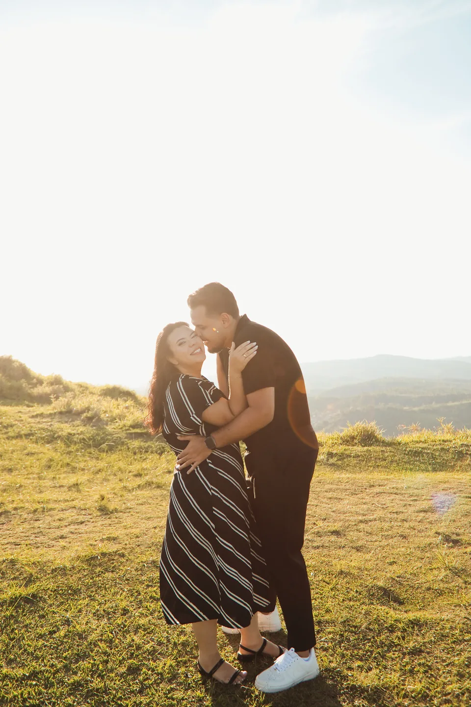 Um abraço de Bianca e Romeu durante o pôr do sol