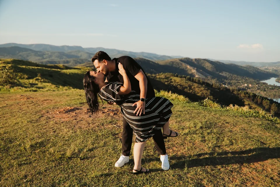 Bianca e Romeu abraçados com a paisagem ao fundo