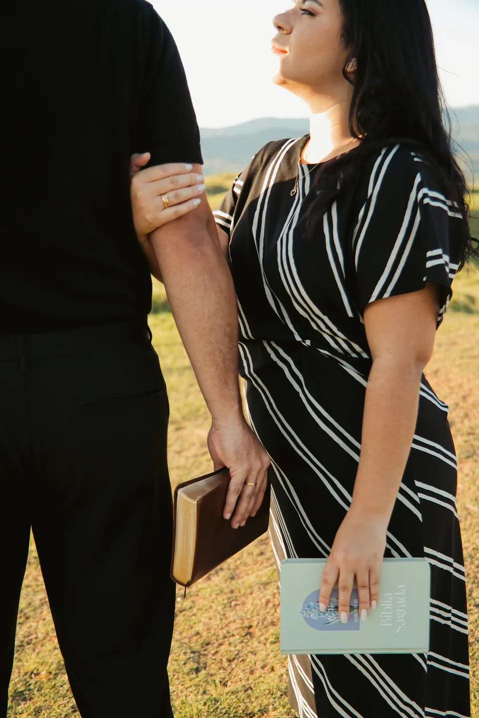 Detalhe de Bianca e Romeu com o save the date