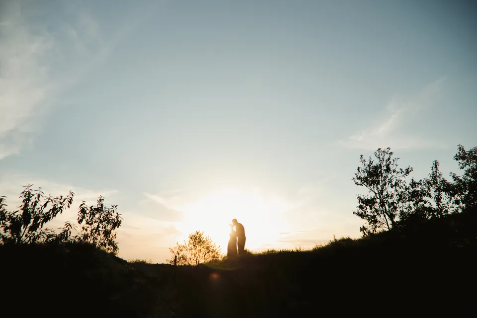 A silhueta de Bianca e Romeu ao pôr do sol