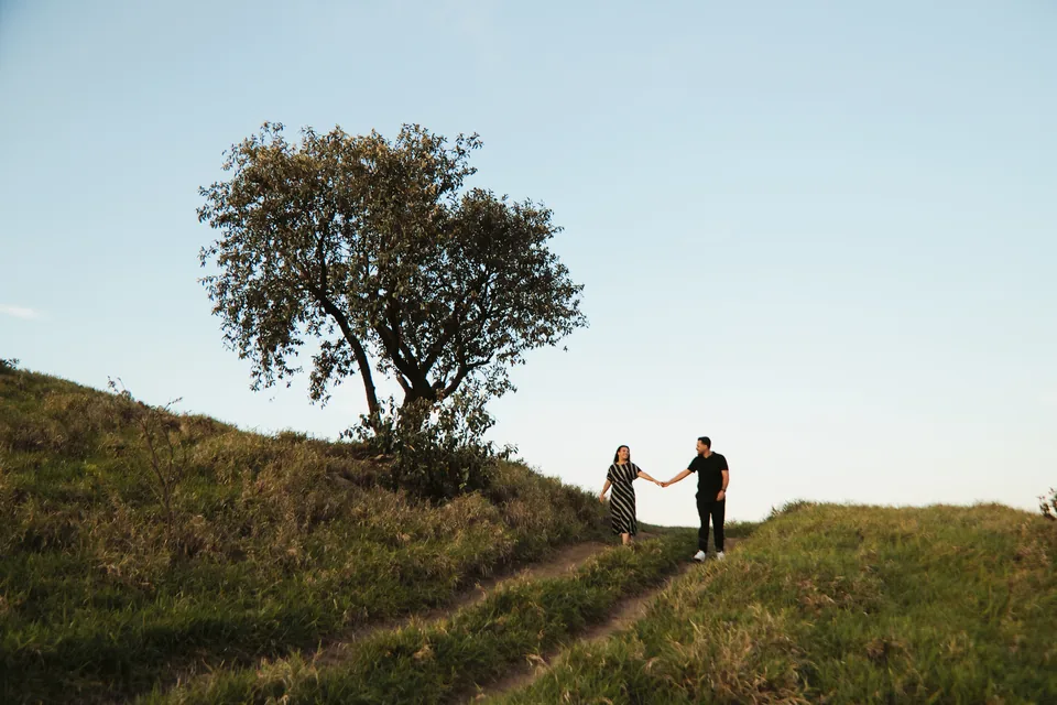 O casal no campo, sob o céu do fim de tarde