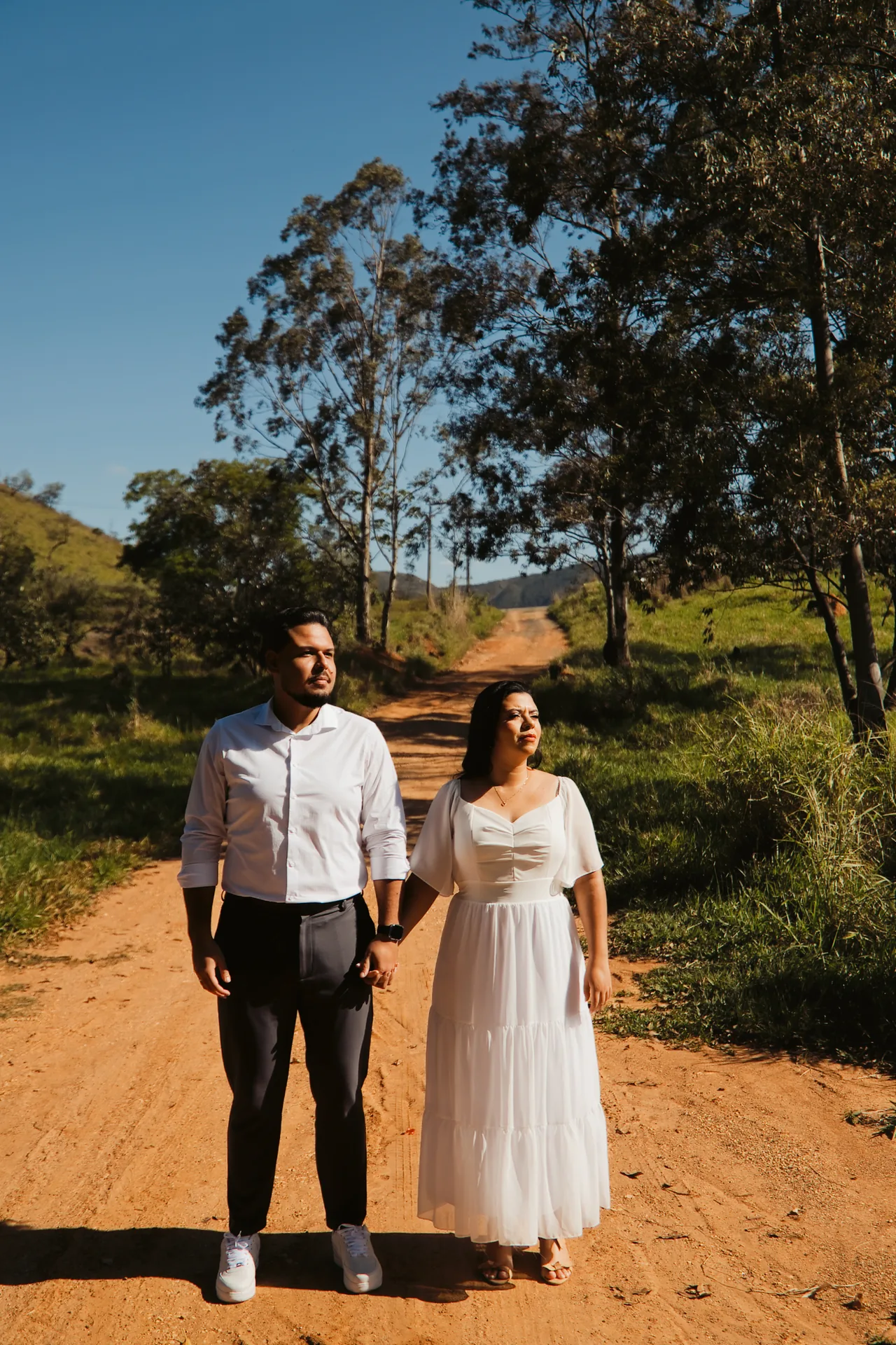 Bianca e Romeu lado a lado na estrada de terra
