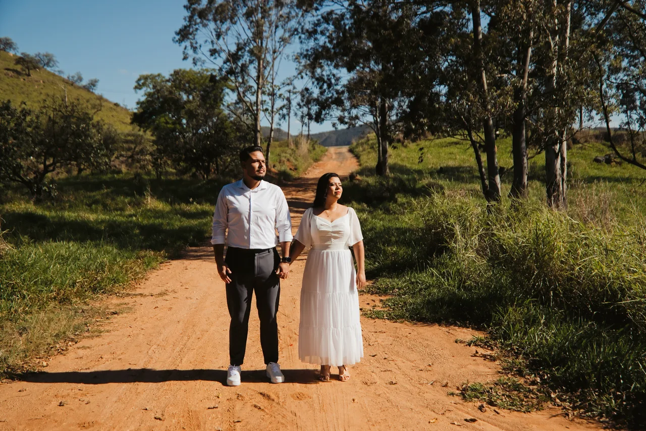 Bianca e Romeu de mãos dadas na estrada de terra