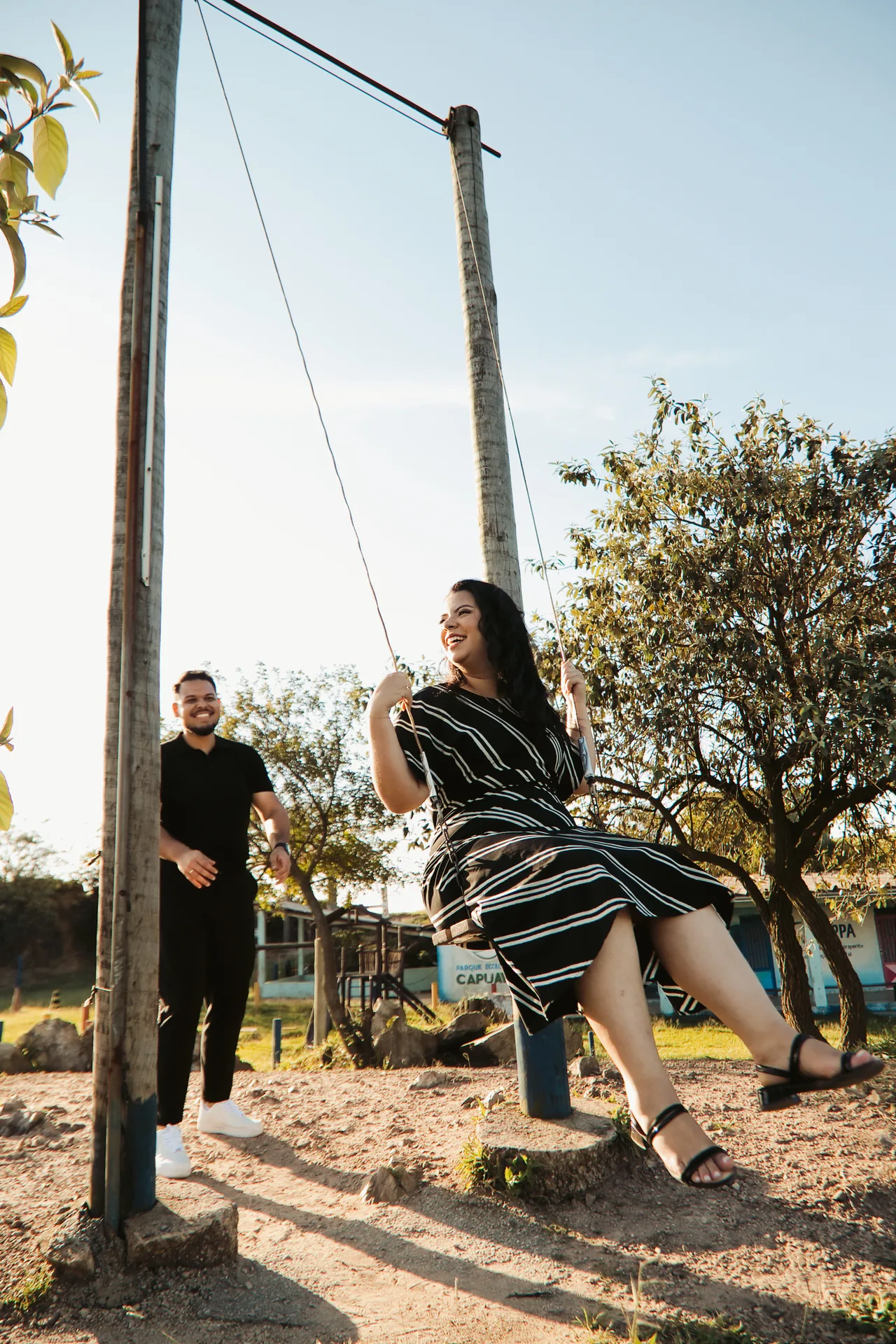O casal junto a um balanço