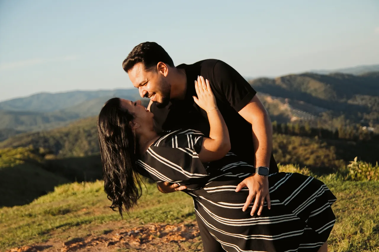 Um beijo de Bianca e Romeu com a paisagem ao fundo